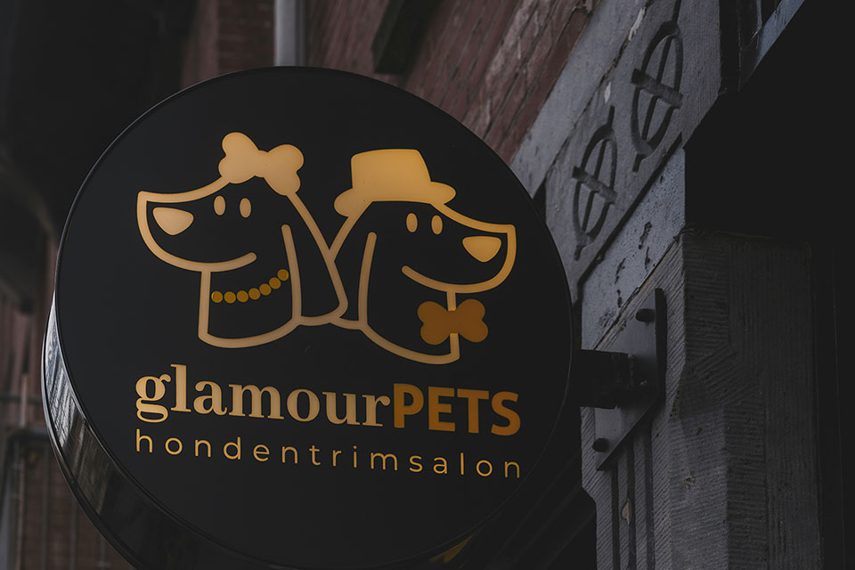 [phtot] - neon sign of a dog grooming salon